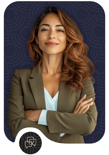 Mujer profesional con brazos cruzados sobre fondo azul