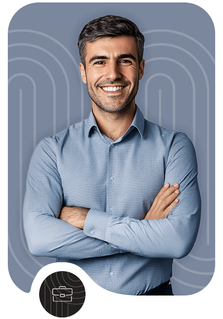 Persona con camisa azul claro sobre fondo azul con líneas curvas